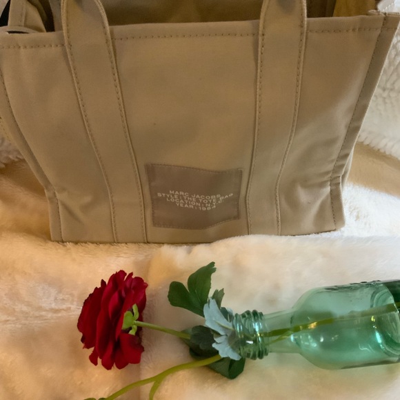 Marc Jacobs Cream Interior Tote - Picture 4 of 11